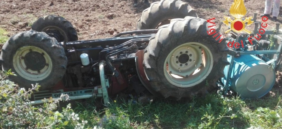 Foto archivio Tragedia in campagna, si ribalta un trattore e l'anziano alla guida perde la vita