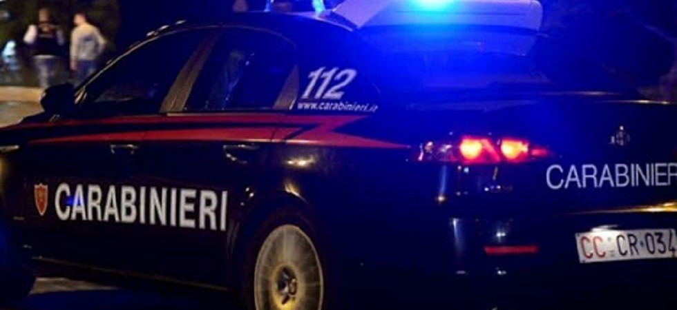 Attimi di follia in un supermercato della città: un 40enne prende a pugni un vigilante