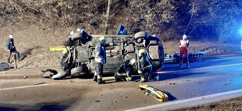 Perde il controllo dell'auto, si schianta contro un albero e si ribalta