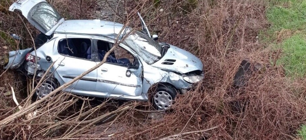 Perde il controllo dell'auto e si schianta in un fossato rimanendo bloccato fra le lamiere, 19enne elitrasportato in ospedale