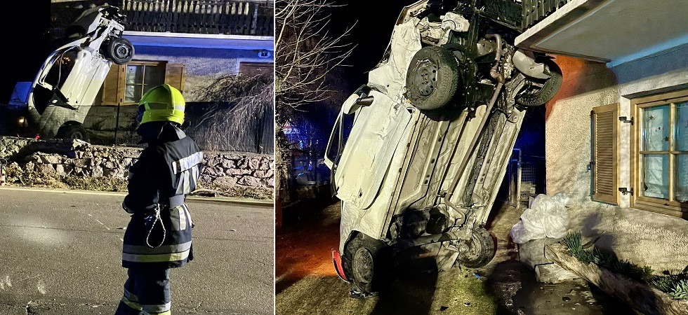 Tremendo schianto nella notte, l'auto piomba nel giardino di un'abitazione e si ferma in verticale contro un balcone