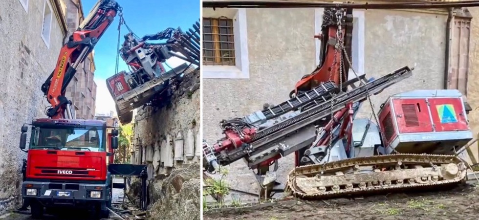 L'autogrù solleva la ruspa ma scoppia un tubo dell'olio e resta bloccata col mezzo sospeso: intervengono i pompieri