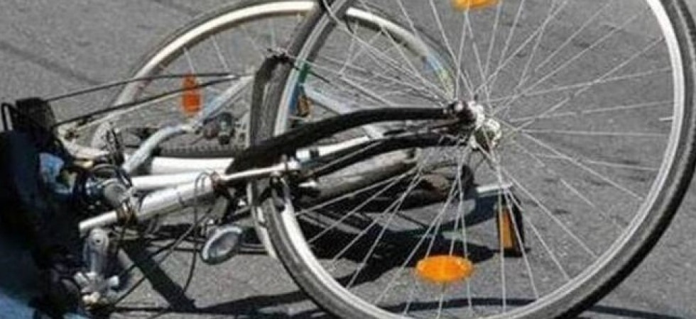 La giacca si attorciglia sulla ruota e la bici si blocca, 48enne scaraventato sull'asfalto sbatte la testa e muore