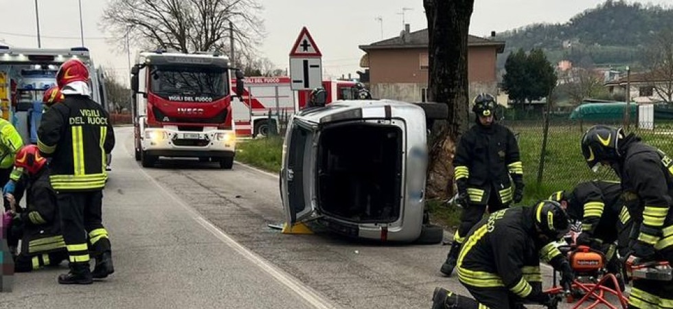 Perde il controllo dell'auto si schianta contro un platano e rimane bloccata nel mezzo ribaltato