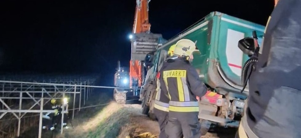 Il mezzo pesante carico di terra rischia di ribaltarsi, vigili del fuoco in azione