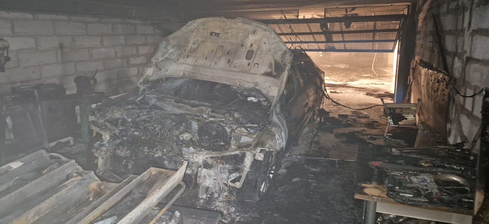 Paura nella notte, un'auto in garage viene avvolta dalle fiamme e distrutta