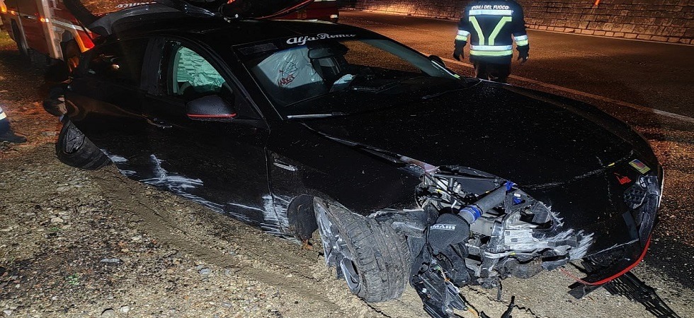 Perde il controllo dell'auto e si schianta: quattro ragazzi di 23 e 24 anni coinvolti