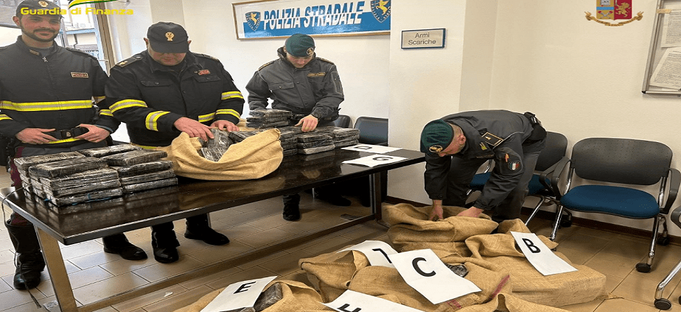 Intercettato furgone carico di droga in autostrada, 200 chili di cocaina per 15milioni di euro