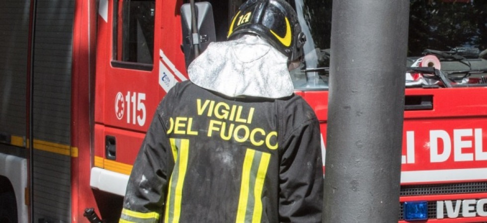 Incendio in un'abitazione, 66enne portato in salvo dai vigili del fuoco