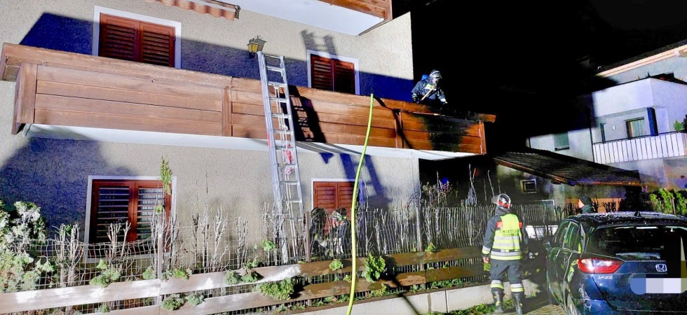 La siepe in giardino prende fuoco: le fiamme raggiungono il balcone della casa