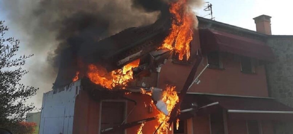 Terribile esplosione in una villetta, poi scoppia l'incendio: morta una mamma, feriti il papà e i due bambini