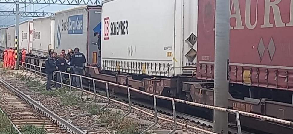 Foto d'archivio Una donna muore investita dal treno, sospesa la circolazione e gravi ritardi su tutta la linea ferroviaria