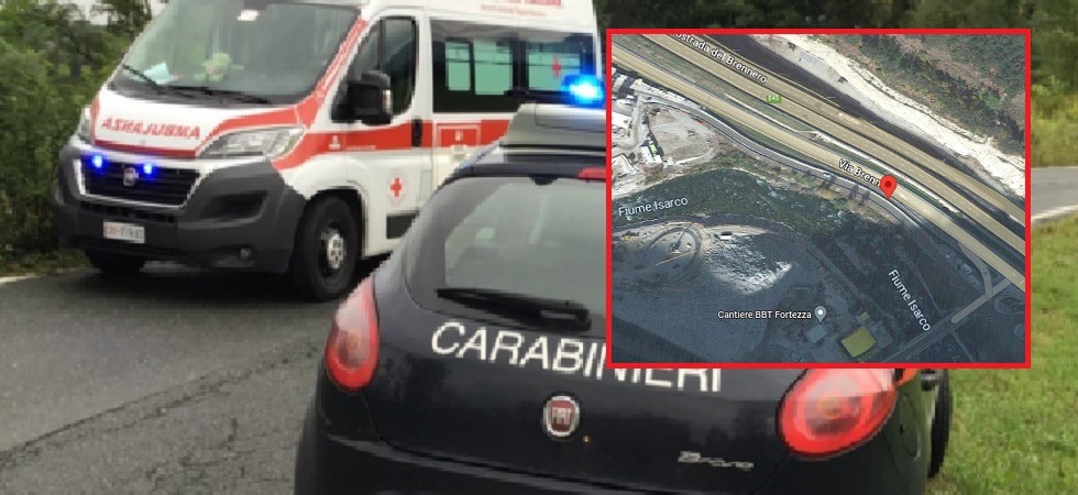 Foto d'archivio Gli operai del cantiere notano qualcosa galleggiare in acqua: è un cadavere