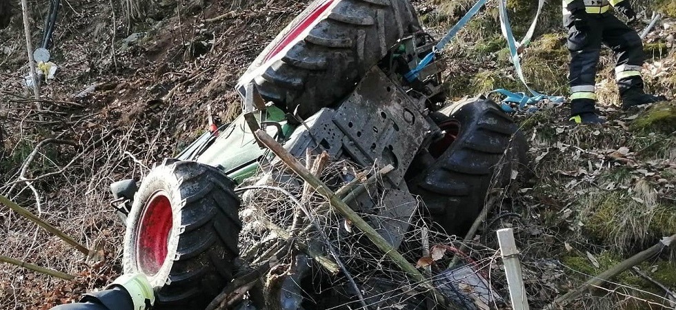 Foto d'archivio Gravissimo incidente sul lavoro, si ribalta con il trattore e rimane schiacciato: un 26enne elitrasportato in ospedale