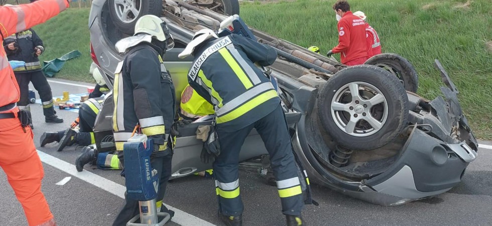 Spaventoso incidente stradale, un'auto si rovescia e una persona resta intrappolata nell'abitacolo