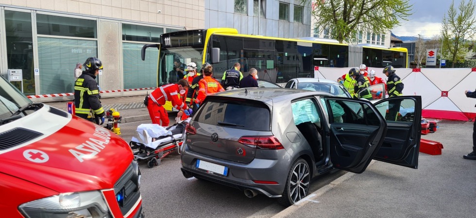 Schianto tra due auto: per evitarle l'autobus deve frenare bruscamente e alcuni passeggeri finiscono a terra