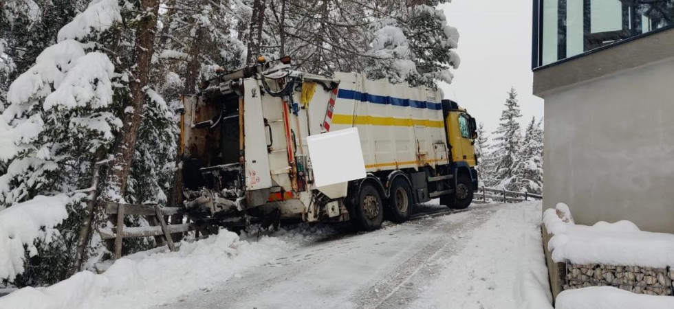 Camion per la raccolta rifiuti scivola sulla strada innevata e rischia di ribaltarsi nella scarpata