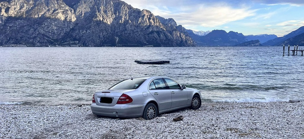 Finisce impantanato con la Mercedes sulla spiaggia del lago di Garda: serve il carro attrezzi per recuperare l’auto