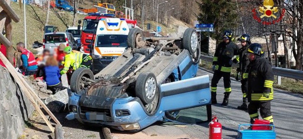 Perde il controllo dell'auto e si cappotta in mezzo alla strada