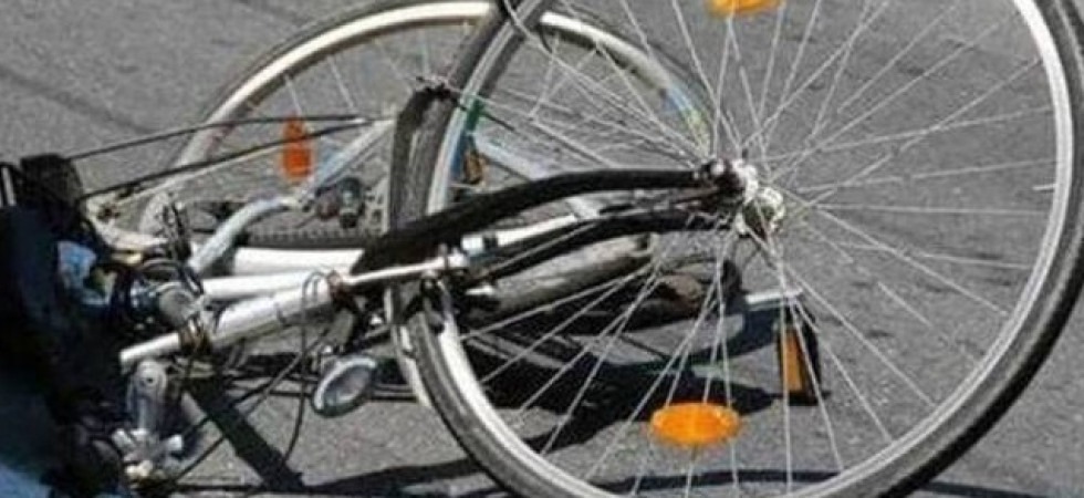 Dramma in strada, ciclista colpito da un malore cade sull'asfalto e muore