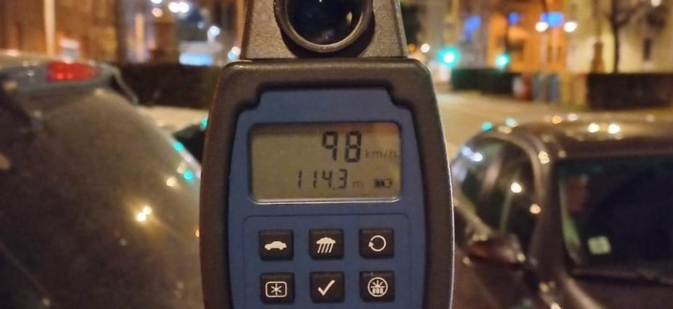 In auto in pieno centro città a 100 chilometri all'ora (con il limite a 40)