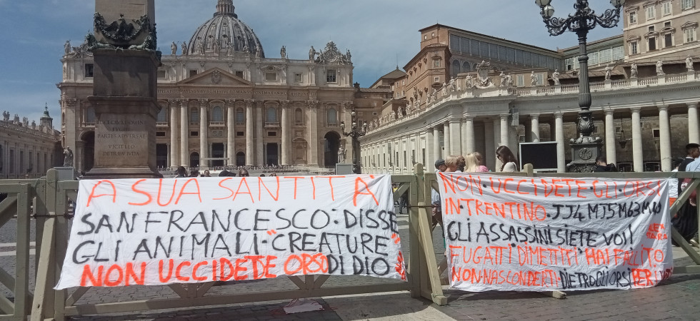 Gli striscioni contro Fugatti e il Trentino marchiato Lega arrivano a San Pietro