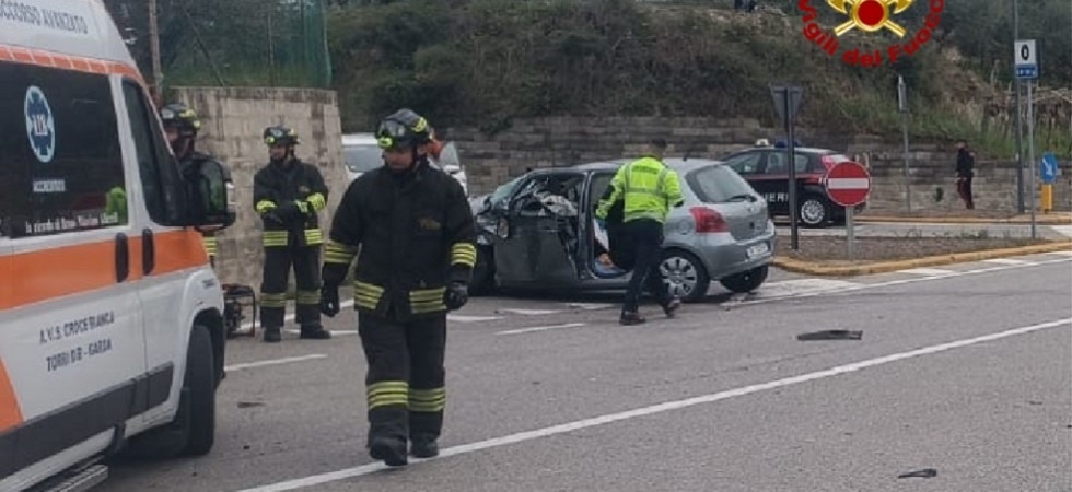 Scontro auto-mezzo pesante, grave una 68enne rimasta incastrata tra le lamiere dell'abitacolo