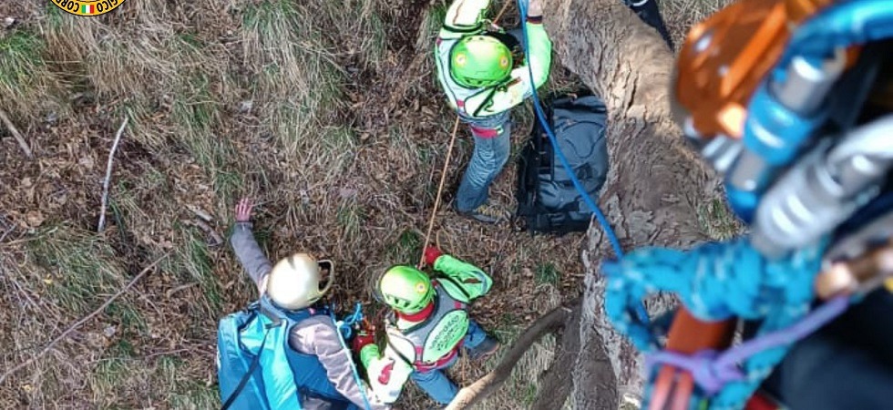 Precipita con il parapendio, la pilota finisce tra gli alberi e resta sospesa a 10 metri d’altezza
