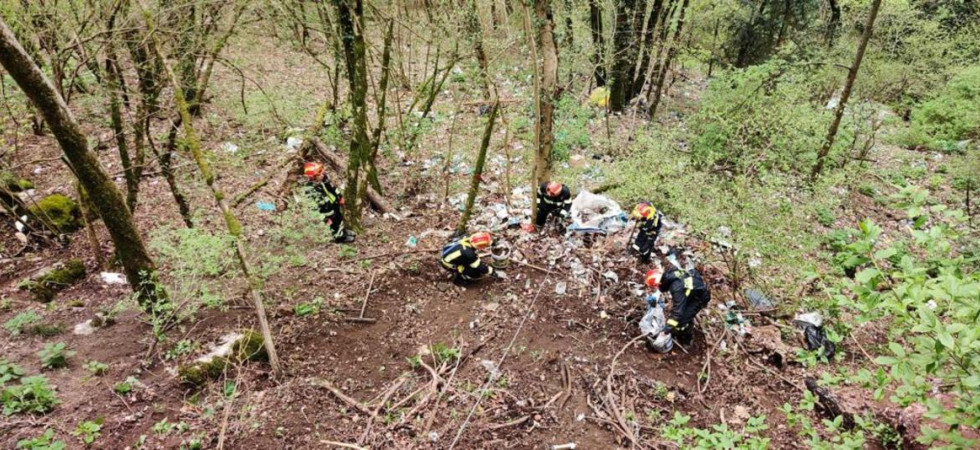 Fugatti fa la guerra agli orsi e Tonina ringrazia i volontari che raccolgono i rifiuti lungo il fiume che ne restituscono