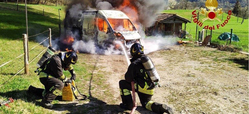 Un furgone viene avvolto dalle fiamme, accorrono i vigili del fuoco con una squadra e diversi mezzi di soccorso