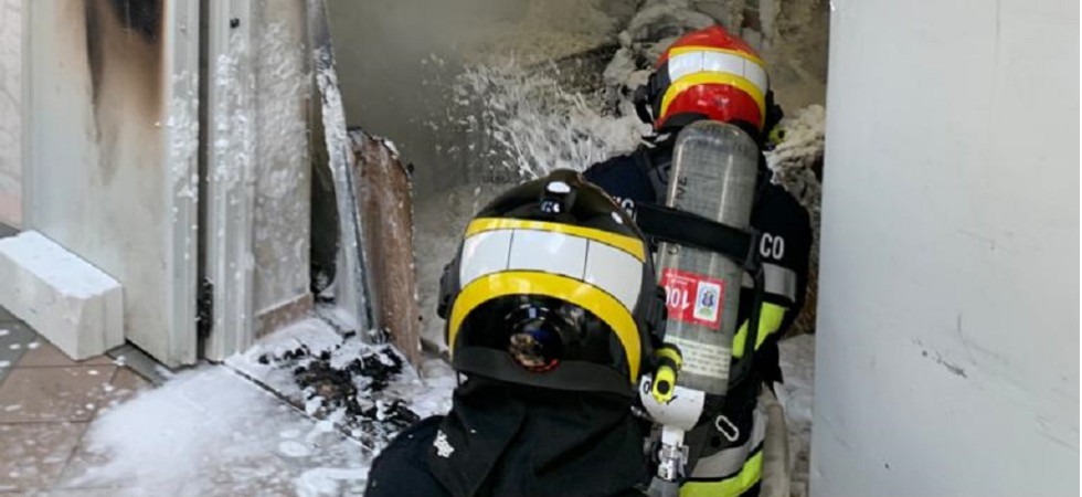 Allarme incendio all'ospedale, fiamme e fumo da un locale: accorrono i vigili del fuoco per gestire l'emergenza