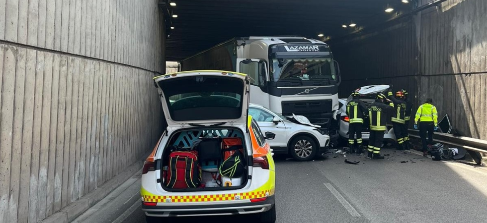 Camion in contromano nel sottopasso si schianta con due auto: due i feriti, uno è grave