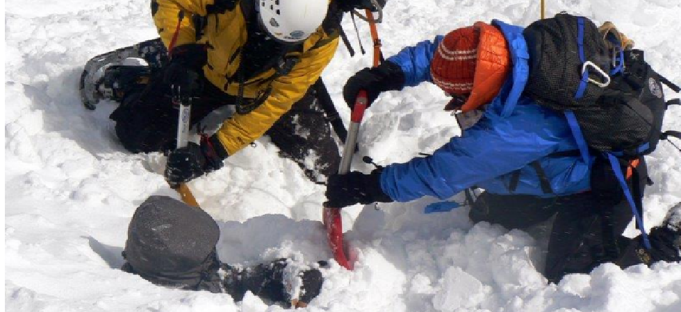 Valanga coinvolge quattro scialpinisti, due rimangono sotto la neve ma gli amici li salvano