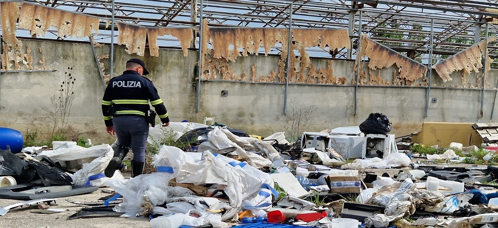 Lavatrici, pezzi di auto e rifiuti pericolosi, tra i vigneti una discarica abusiva scoperta dalla polizia