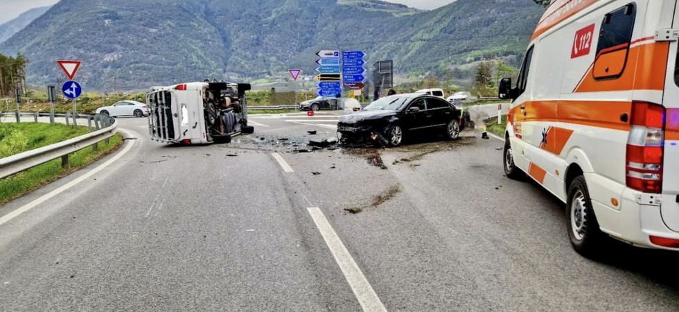 Violento schianto all'entrata dell'A22, un furgone si è ribaltato