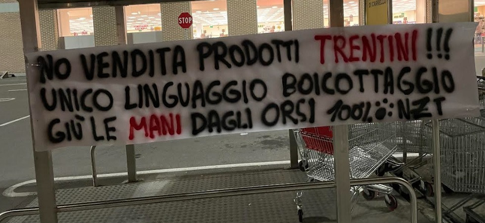 Orsi, animalisti in azione nei supermercati: Non vendete i prodotti del Trentino