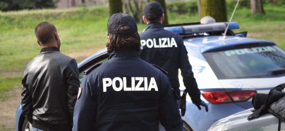 Nella camera d'albergo aveva 360 grammi di hashish ed un coltello: arrestato un 20enne