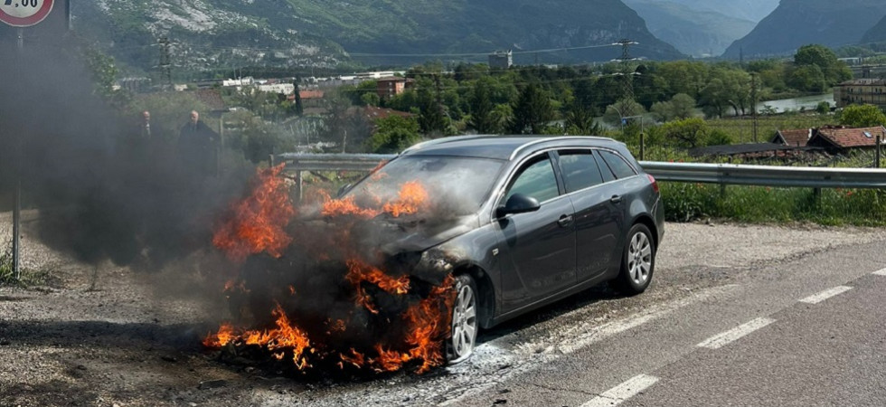 Vede del fumo e accosta, le fiamme avvolgono l'auto