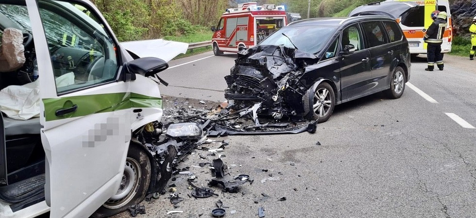Violento schianto frontale auto - furgone, 37enne elitrasportato in ospedale