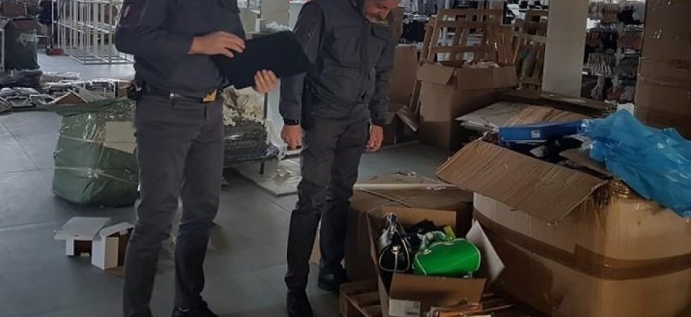 Blitz della finanza in un capannone, trovati 6 lavoratori in 'nero': denunciati i datori