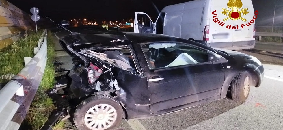 Incidente mortale, l'auto viene tamponata da un furgone e si schianta contro il guardrail: è morto Alfio Beltramello