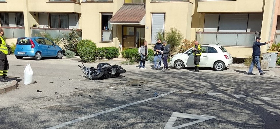 Trento, l'auto travolge una moto e poi fugge senza prestare soccorso: 58enne trasportato in ospedale