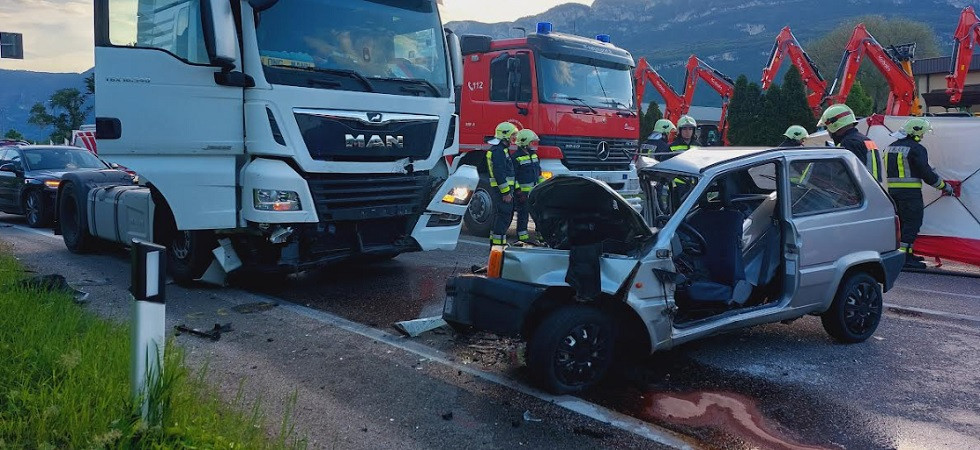 Violentissimo schianto camion - auto, un uomo è rimasto incastrato fra le lamiere