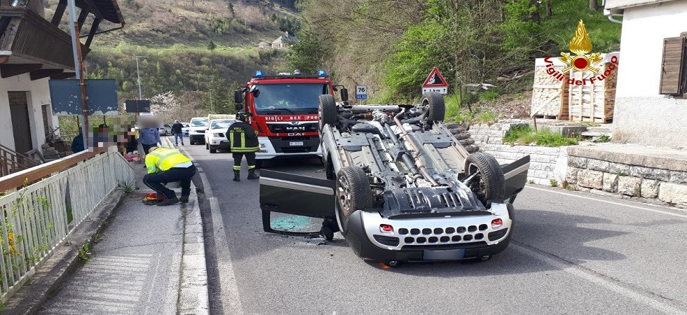 Perde il controllo dell'auto che si ribalta in mezzo alla carreggiata