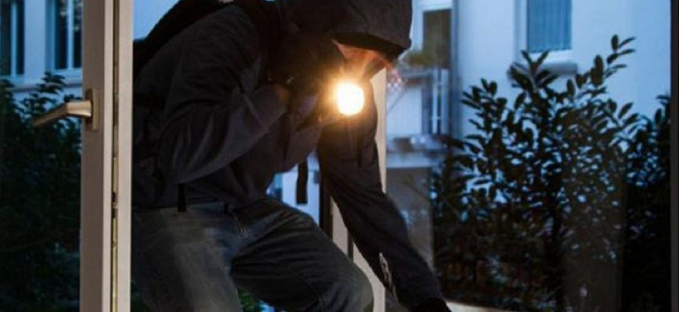 Ladri tagliano il vetro della finestra e si intrufolano in casa: rubati 5mila euro di bottino