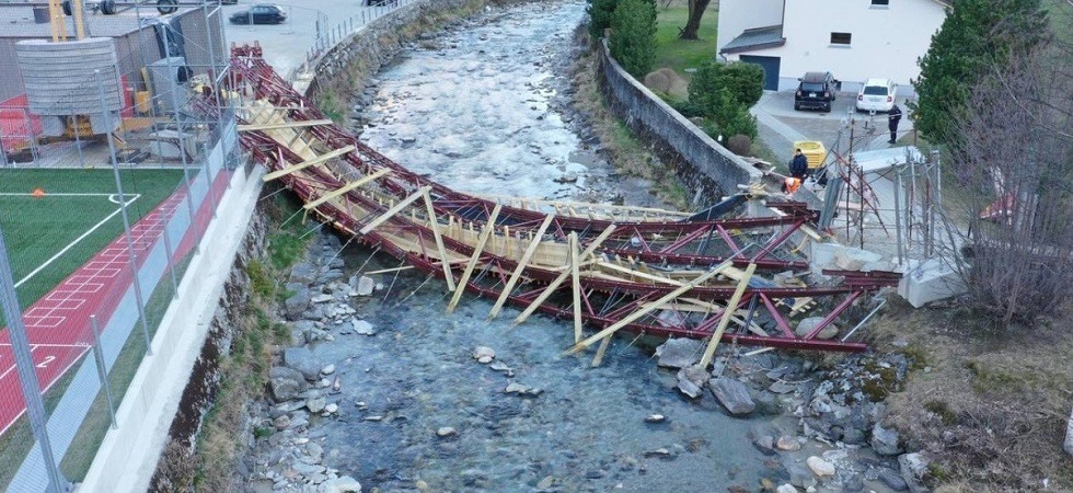 Crolla il ponte in costruzione: gli operai cadono nel fiume, uno di loro è stato elitrasportato in ospedale
