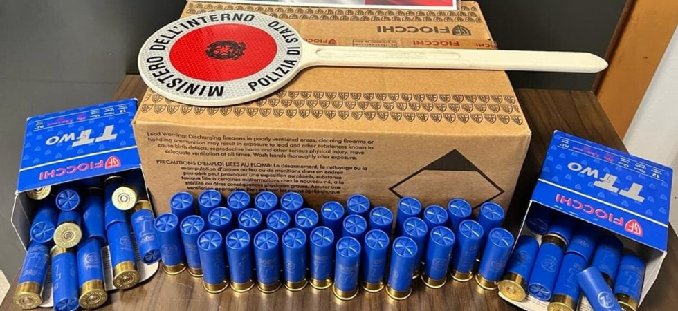 Sacca con 308 cartucce da caccia calibro 12 lasciata per giorni in un parcheggio: nei guai un cacciatore