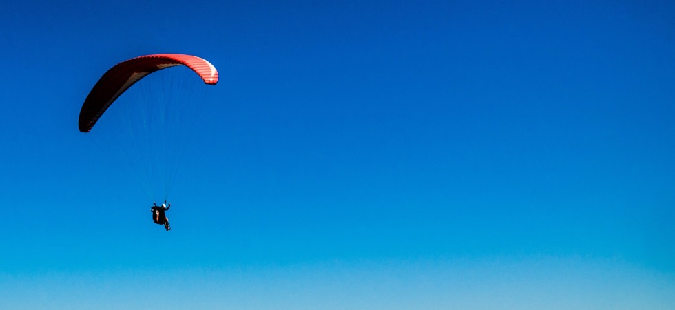 Foto d'archivio Precipita con la vela vicino agli impianti di risalita: pilota di parapendio rimane appeso a 10 metri di altezza