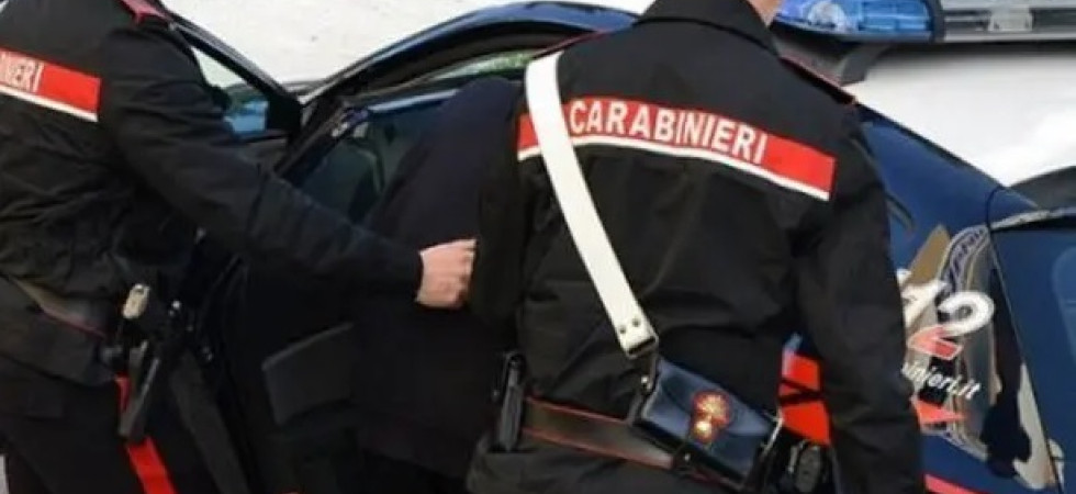 Minaccia online e poi riempie di botte un 17enne per un debito di droga, i carabinieri individuano e arrestano un ragazzo
