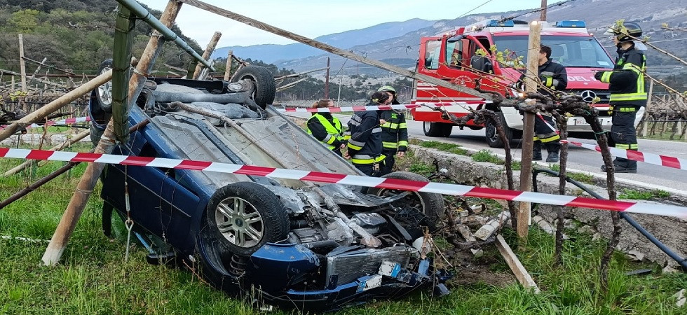 Perde il controllo dell'auto e si ribalta in un vigneto, una persona soccorsa dai vigili del fuoco